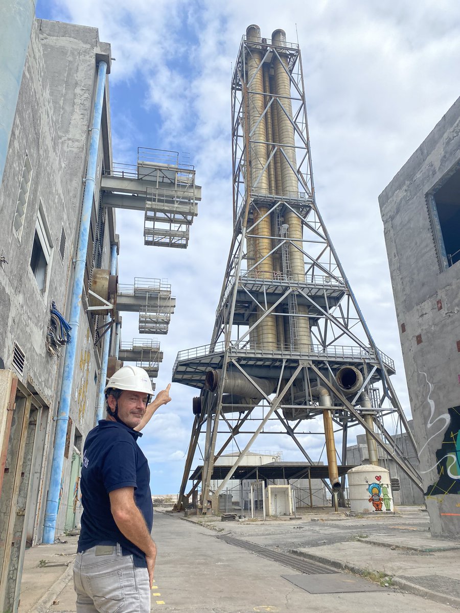🏗  🦺  🚧 Un chantier hors norme : la déconstruction de l’ancienne centrale thermique EDF de Port Ouest. La #TransitionEnergétique est bien engagée à La Réunion !