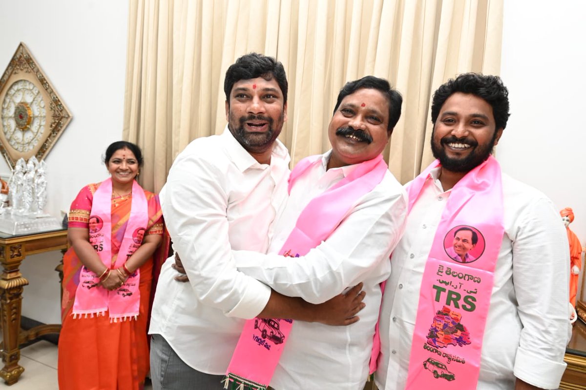 balkasumantrs's tweet photo. మాజీ ఎమ్మెల్యే నల్లాల ఓదేలు, మంచిర్యాల జిల్లా జెడ్పి చైర్మన్ శ్రీమతి నల్లాల భాగ్యలక్మి గారిని టీఆర్ఎస్ పార్టీలోకి సాదరంగా ఆహ్వానించిన పార్టీ వర్కింగ్ ప్రెసిడెంట్, మంత్రి శ్రీ @KTRTRS గారు. https://t.co/N0cf2RsikC