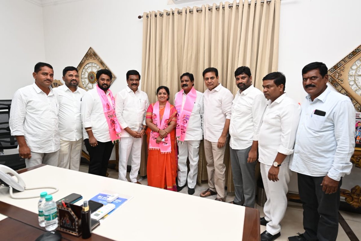 balkasumantrs's tweet photo. మాజీ ఎమ్మెల్యే నల్లాల ఓదేలు, మంచిర్యాల జిల్లా జెడ్పి చైర్మన్ శ్రీమతి నల్లాల భాగ్యలక్మి గారిని టీఆర్ఎస్ పార్టీలోకి సాదరంగా ఆహ్వానించిన పార్టీ వర్కింగ్ ప్రెసిడెంట్, మంత్రి శ్రీ @KTRTRS గారు. https://t.co/N0cf2RsikC