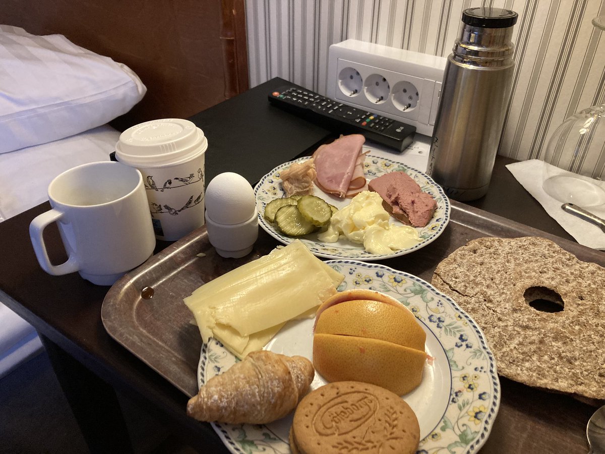 FranskMat's tweet photo. Frukost, hotellfrukost. A chacun son goût. #minisemester #sharing is caring #dogsoftwitter #teckels #petitdejeuner https://t.co/PprlMxMRM6