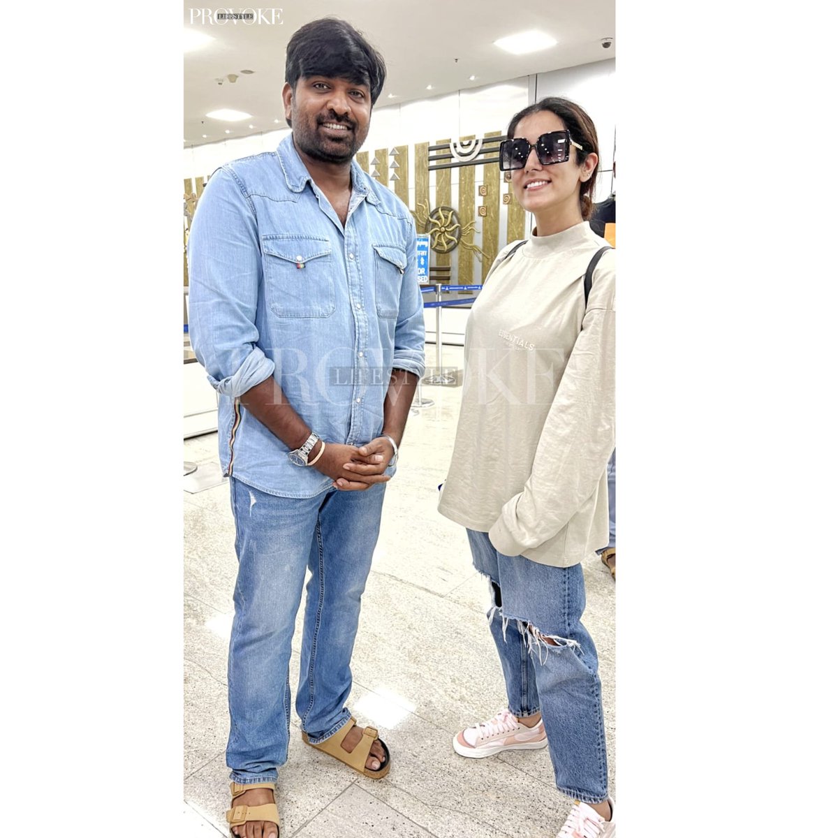 provoke_social's tweet photo. When two stars collide!  @jonitamusic and @VijaySethuOffl bump into each other at airport. 
.
.
#JonitaGandhi #Vijaysethupathi #suddenmeet #airportmeets

#JonitaGandhi #Vijaysethupathi #suddenmeet #airportmeets #instagood  #movie #ProvokeLifestyle #provokemagazine #stayprovoked https://t.co/uMNLKfYuFX