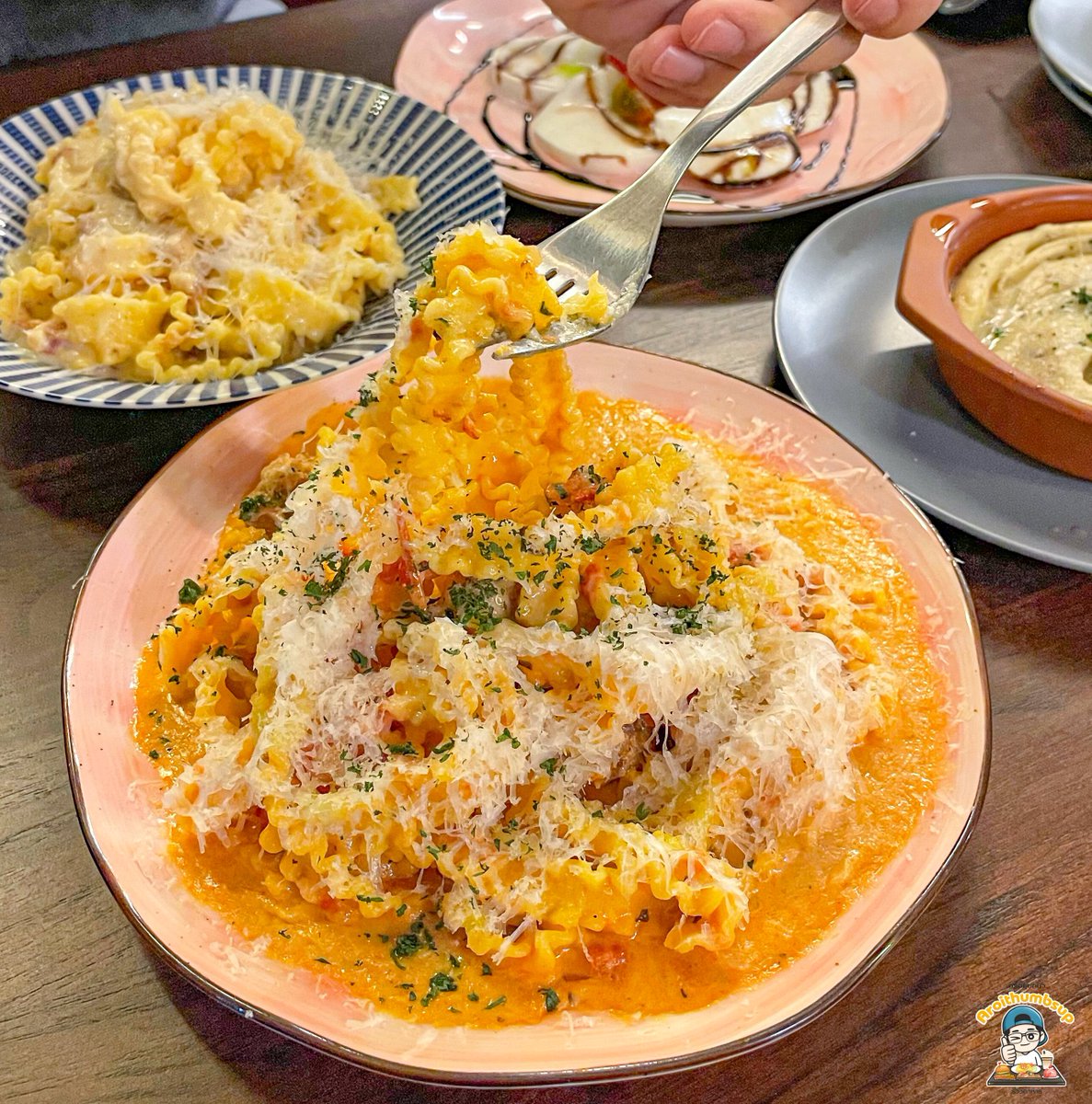 aroithumbsup's tweet photo. Semolina🍝❤️
ร้านพาสต้าเส้นสดเด็ดๆ เปิดใหม่ย่านอารีย์
.
หาไม่ยากเลย ร้านอยู่อารีย์ซอย 1 ในโครงการสนั่นนภา ไฮไลท์คือเส้นพาสต้าโฮมเมด ที่ร้านทำเองใหม่ๆ โดยเฉพาะเมนูที่ใช้เส้น reginette เส้นยาวหยักๆ ก็คือดูดซับน้ำซอสครีมมี่ๆของพาสต้าได้ดีมาก (ต่อ) @aroii https://t.co/X1LwTqQxWr