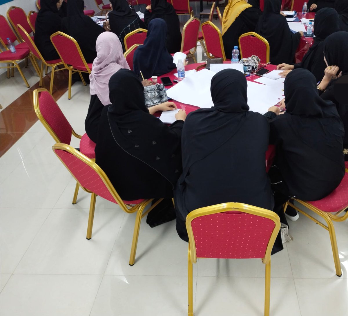 EduGovNBT's tweet photo. اختتم البرنامج التدريبي (التدريب على منهج الصف الحادي عشر في سلاسل كامبريدج لمادة الرياضيات ) والذي نفذ في مدارس الصفا وخلفان بن جميل ويعرب بن بلعرب ونفيسة بنت الحسن بمشاركة ٨٥ معلم ومعلمة كدفعة ثانية والذ�� استمر لمدة ثلاثة أيام.
#فعاليات_تعليمية_شمال_الباطنة https://t.co/yxwdKO1pMW