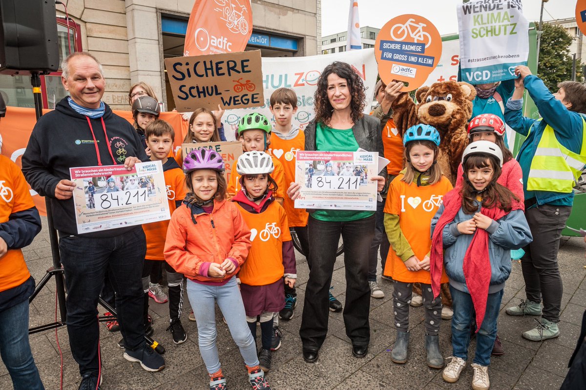 Nächste Woche bei der Verkehrsministerkonferenz wollen wir allen Verkehrsminister:innen und <a href="/Wissing/">Volker Wissing</a> unsere Petition für ein kinderfreundliches Straßenverkehrsrecht überreichen. Helft mit, dass es über 100.000 Unterschriften werden! Danke!

kinderaufsrad.org/aktiv-werden/z…

#kidicalmass