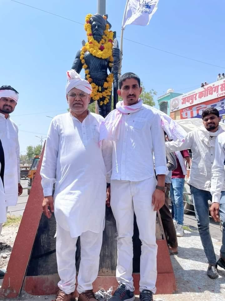 महान योद्धा राणा पुंजा भील जिन्होंने निडर होकर महाराणा प्रताप के साथ कंधा से कन्धा मिलाकर अकबर के सेनापति सवाई मानसिंह से लड़कर राज्य की रक्षा की। उस वीर शिरोमणि राणा पुंजा भील की जयंती पर सत् सत् नमन। जोहार