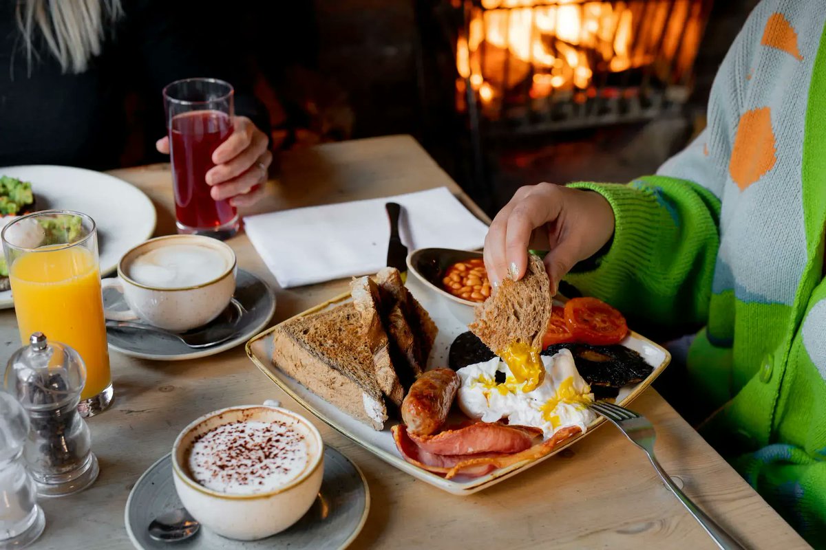 ditchlingbull's tweet image. Hello friends! 👋 Did you know we are now open for breakfast, brunch and all your favourite frothy beverages?! ☕️Join us 9-11am Monday to Saturday for a cosy catch up, a Full English, or a post dog walk hot choc. Hope to see you soon! Phil x

#Brunch #Ditchling @YoungsPubs