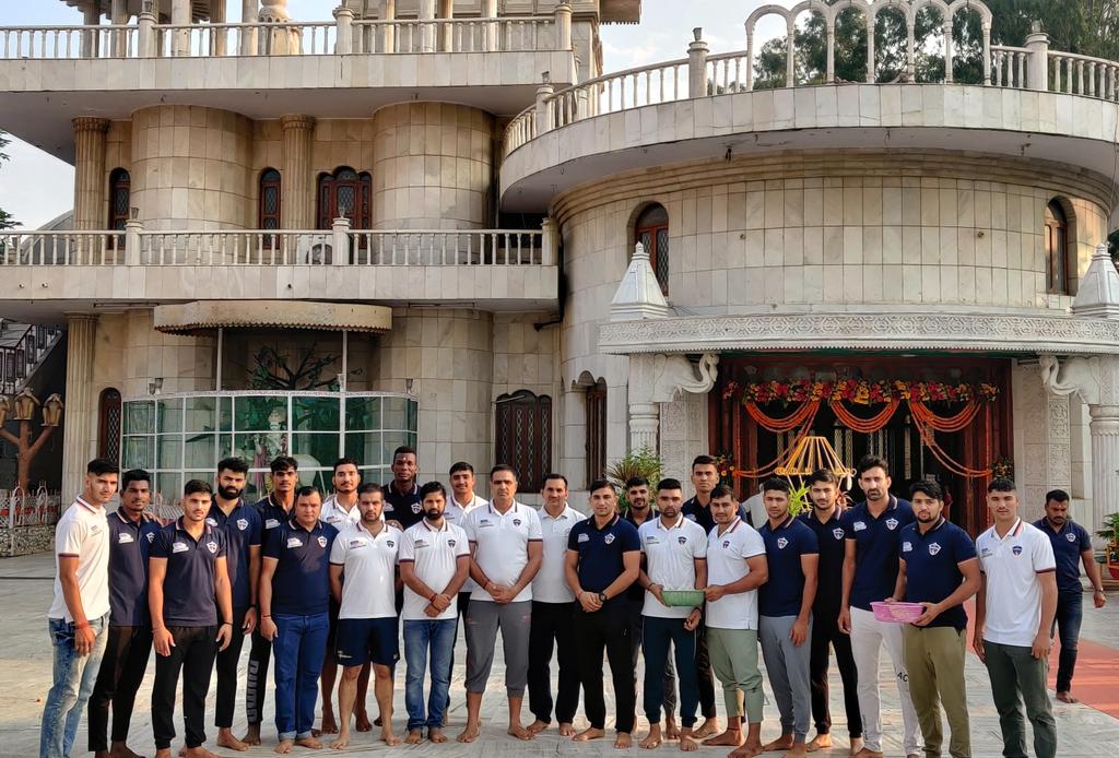 UpYoddhas's tweet photo. Humare Yoddhas Bengaluru jaane se pehle pohonche Augarnath Mandir, jahan unhone liye aashirwad ek safal #vivoProKabaddi ke season ke liye 🙏

#YoddhasHum #SaansRokSeenaThok #GMRGroup #GMRSports https://t.co/XutxvGNpfH
