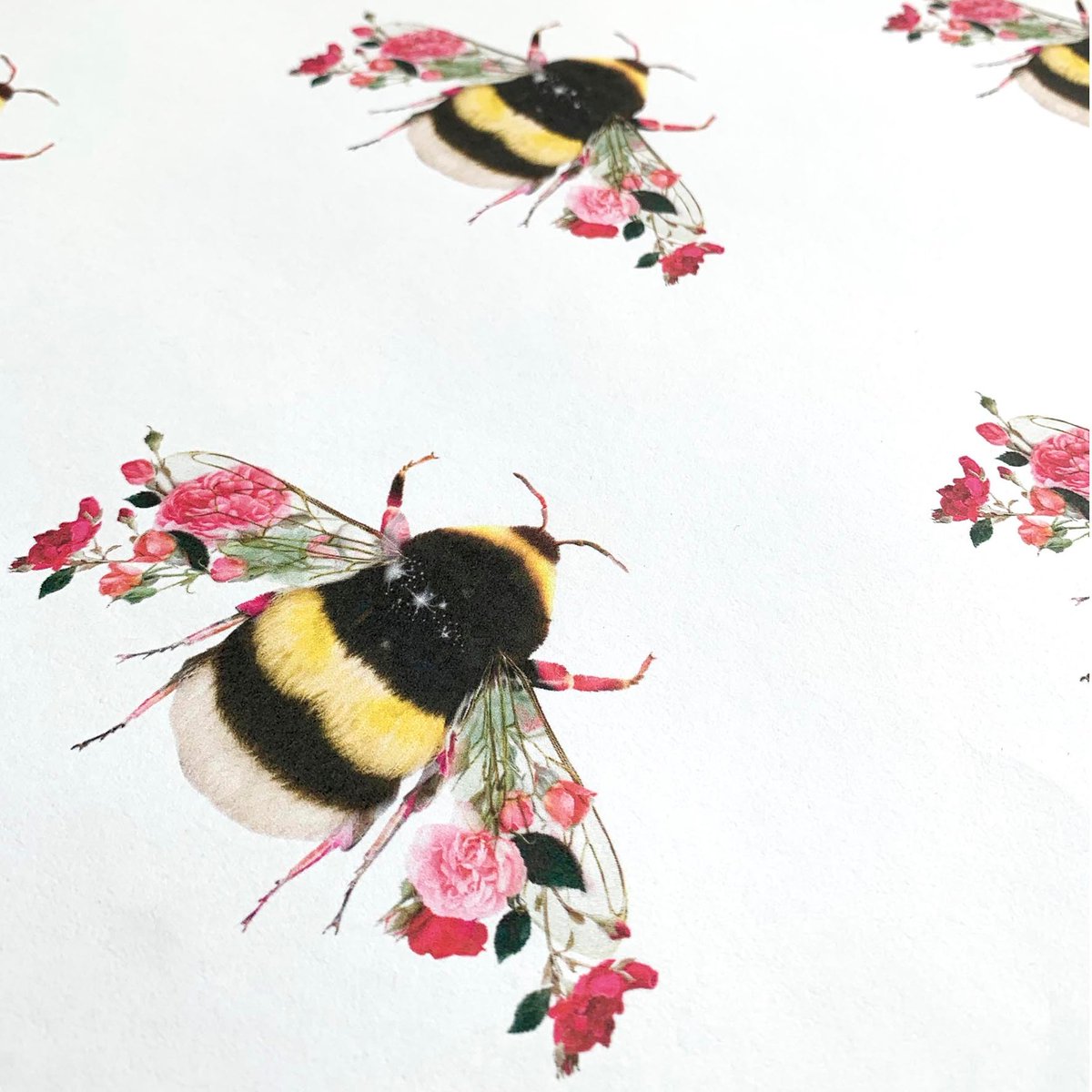 Double tap if you love our bee-utiful single bee wallpaper ❤️🐝✨