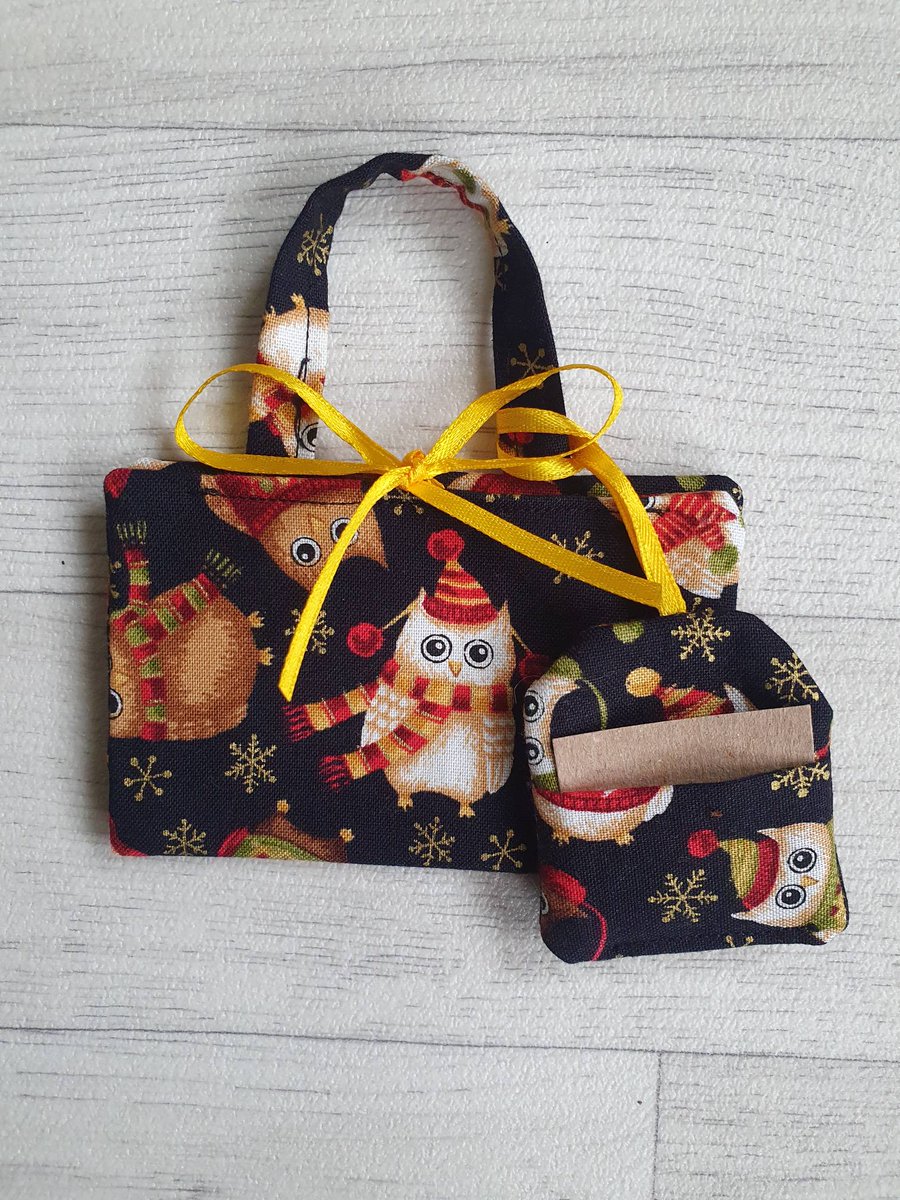 sewmorethanbags's tweet image. Morning, I just listed this cute woolly owls Christmas fabric gift card holder in my Etsy shop, undo the ribbon to reveal the gift card! 🎄
 etsy.com/uk/listing/131…

#earlybiz #MHHSBD #giftideas #Giftfinder #shopindie #christmas #shopearly