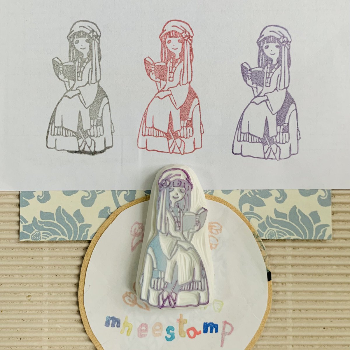 mheestamp's tweet photo. 2/2ของออเดอร์จาก @stoneinroom ค่ะ
น้องกุหลาบทะเลทราย
ลคแจ้งอิมเมจว่าทะเลทรายซาฮาร่า
เลยไปเสิร์ชดูชุดของชนเผ่าพื้นเมืองที่นั่นมาเป็นแบบ
และให้ถือหนังสือ เพราะเคยอ่านเจอว่ากุหลาบทะเลทรายเป็นเครื่องรางที่ดีสำหรับคนกำลังเรียนกำลังสอบค่ะ
#mheestamp #ตัวปั๊มยางลบ #消しゴムはんこ https://t.co/fn8SEYmitQ