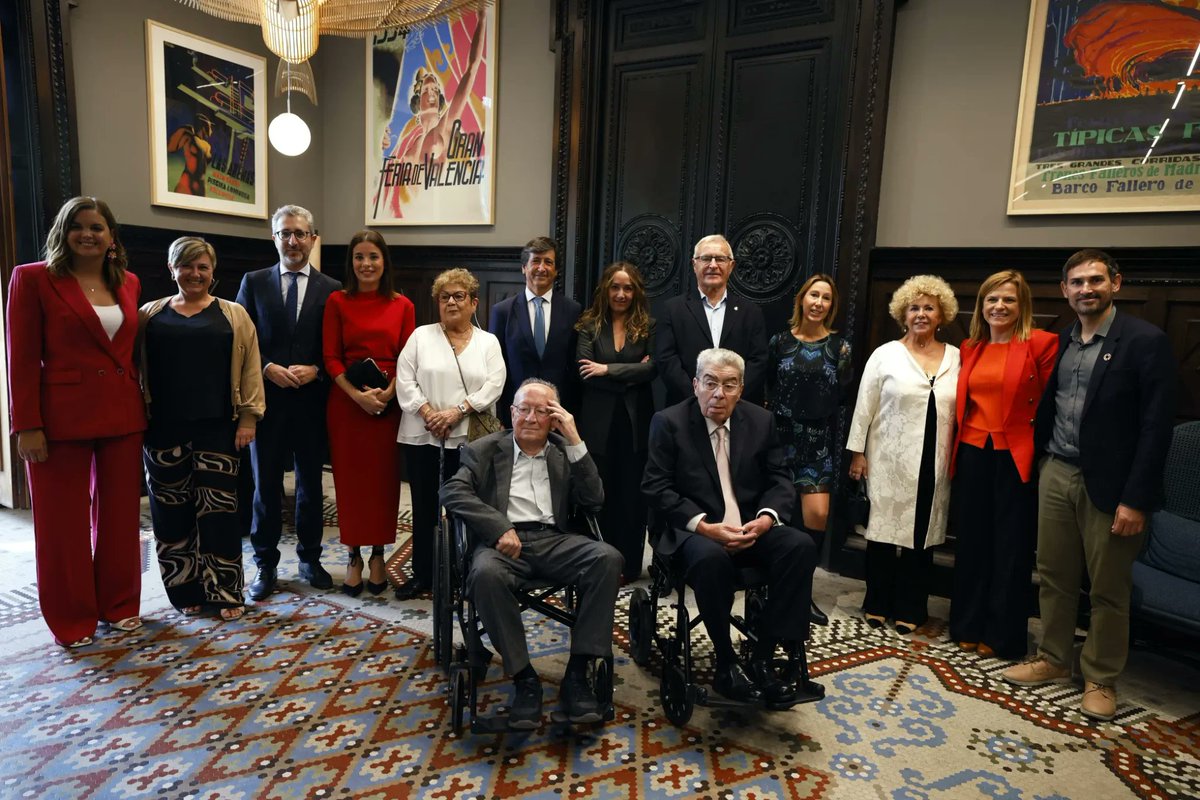 Infoguiavalenci's tweet photo. L'Hemicicle de l' @AjuntamentVLC ha acollit este dimarts l'acte de lliurament dels #honors i #distincions als seus fills i filles predilectes i a tres entitats socials pel #9dOctubre.
Tota la informació, galeria fotogràfica i discursos, a continuació
https://t.co/naxKIZjW6g https://t.co/wWRkQuxoFs