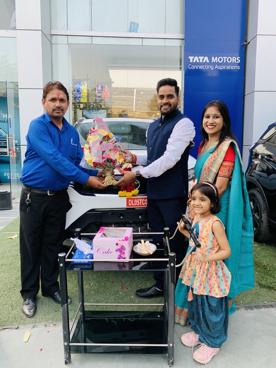AbhayGuptaRMD's tweet photo. भोलेनाथ एवं माता पार्वती जी के आशीर्वाद से 
आज हमारे घर एक नय सदस्य का आगमन हुआ है ।
मेरी न्यू कार TaTa Nexon XZ+ 🚙
आप सभी अपना आशीर्वाद प्रदान कीजिए  ।
💐🙏🏻😇💐🙏🏻😍 #newcar #AbhayGuptaBjp #AbhayGupta
#Dussehra #Dusshera2022 @TataMotors @ManojTiwariMP @SubratPathak12 🙏🏻💐 https://t.co/fEGpktEJUm