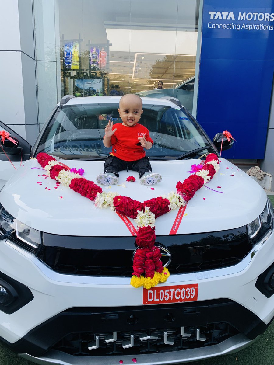 AbhayGuptaRMD's tweet photo. भोलेनाथ एवं माता पार्वती जी के आशीर्वाद से 
आज हमारे घर एक नय सदस्य का आगमन हुआ है ।
मेरी न्यू कार TaTa Nexon XZ+ 🚙
आप सभी अपना आशीर्वाद प्रदान कीजिए  ।
💐🙏🏻😇💐🙏🏻😍 #newcar #AbhayGuptaBjp #AbhayGupta
#Dussehra #Dusshera2022 @TataMotors @ManojTiwariMP @SubratPathak12 🙏🏻💐 https://t.co/fEGpktEJUm