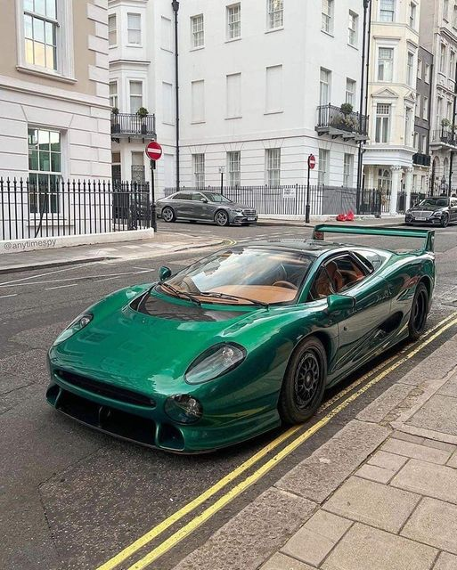 WilliamByrdUSA's tweet photo. Street parked Jaguar XJ220 LM 😮 https://t.co/FYiPSeUMqj