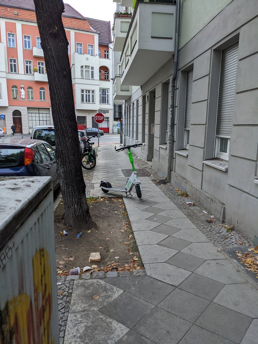 byseebass's tweet photo. .@BerlinNkl @SenUMVKBerlin @limebike @_LimeAID bekommt es nicht auf die Reihe die Roller korrekt abstellen zu lassen! 🤬 Geregelte Abstellplätze und Handlungen vom #ordnungsamt für falsch Abstellung! #scooter #escooter #Neukoelln https://t.co/dsx5MAsGXp