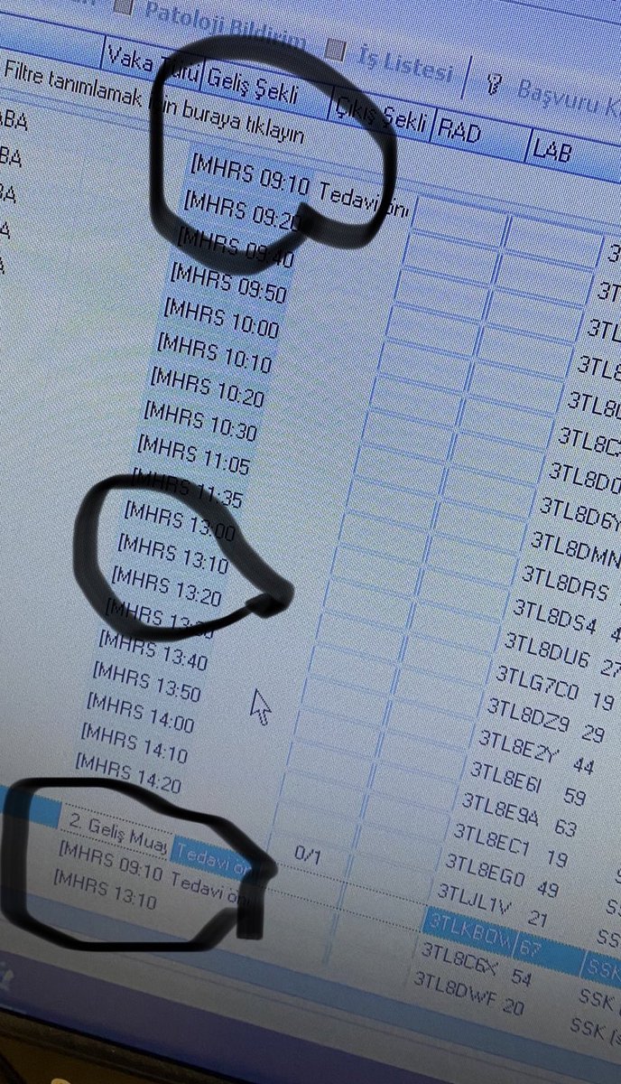drdaisymayhem's tweet photo. Çaktırmadan aynı anda iki kişiye randevu veriyorlar. Zaten 10 dk psikiyatri randevusu için çok kısa, kala kala kişi başı 5 dk kalıyor, merhaba merhaba. https://t.co/D4MrguUYVa