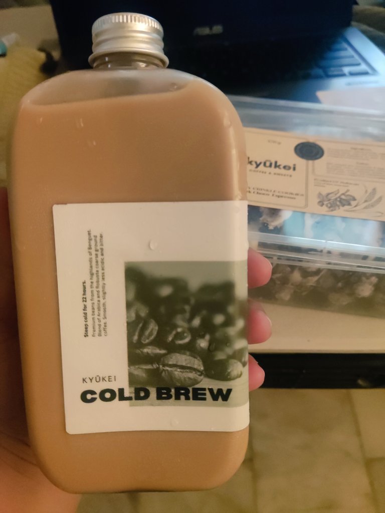 user41227's tweet photo. Thank you, @lalalaloves_me 
Worth the price. Vanilla cream Coffee and Dark choco crinkles  🥰👌🏼
Yung container ng coffee parang liquor flask! Amg cute! https://t.co/xAqXI2JkEW