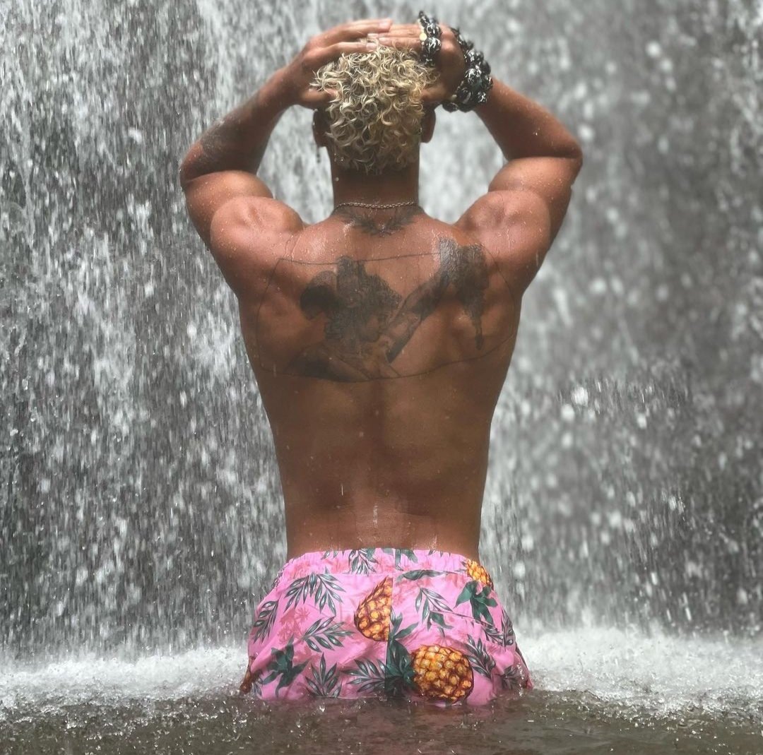 Wendell Carter 

                    "The most powerful weapon on earth is the human soul on fire..." 

        Public Figure
        (He/him) Bi King
        Adventurous loner 

♡ + ↺