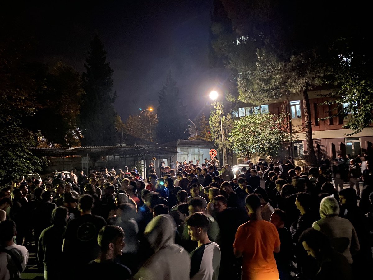 yirmiucderece's tweet photo. 📌16 metrekarelik bir odada 6 kişi yaşamak zorunda kalan Uludağ Üniversitesi öğrencileri, dün akşam eylem yaptı. https://t.co/HSHfIxGBUG