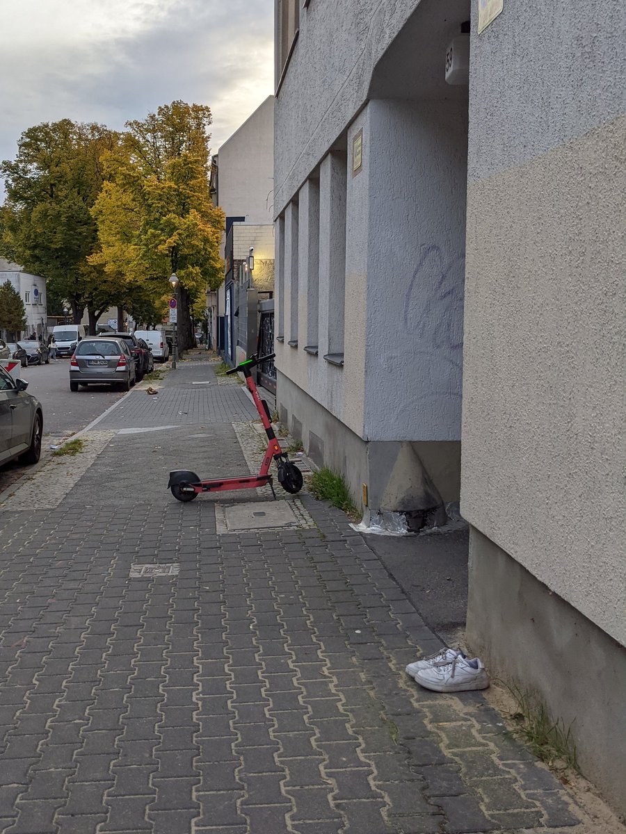 byseebass's tweet photo. @voitechnology @SenUMVKBerlin @BerlinNkl geregelte Abstellplätze bitte! Es ist unzumutbar immer ausweichen zu müssen weil irgendjemand denkt den Roller abstellen zu müssen... https://t.co/1sU7UsKnXl