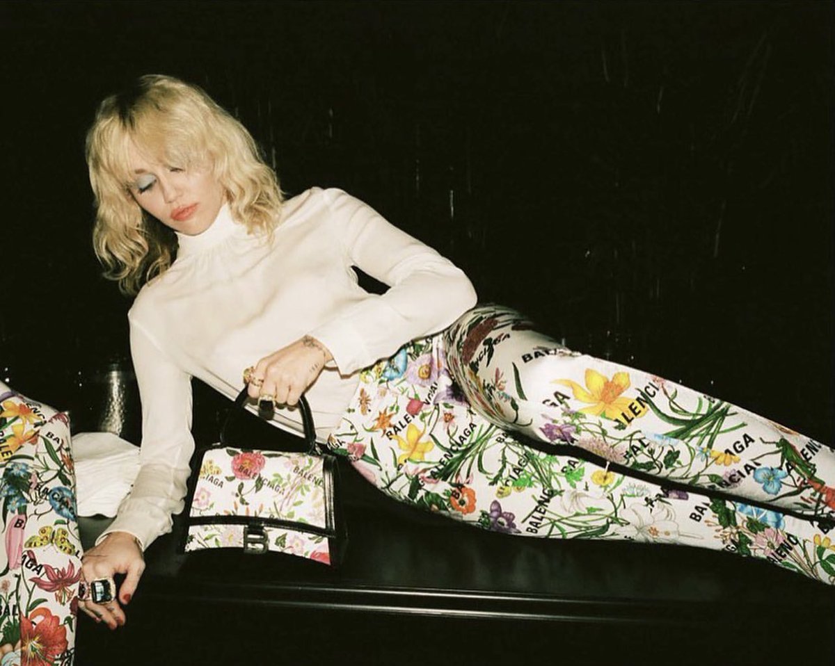 MileyTeamITALY's tweet photo. Nuove immagini di Miley Cyrus al LACMA Gala 2021 💐 #TheHackerProject @mileycyrus @gucci
Foto: Myles Henrik https://t.co/tIOBSDwozl