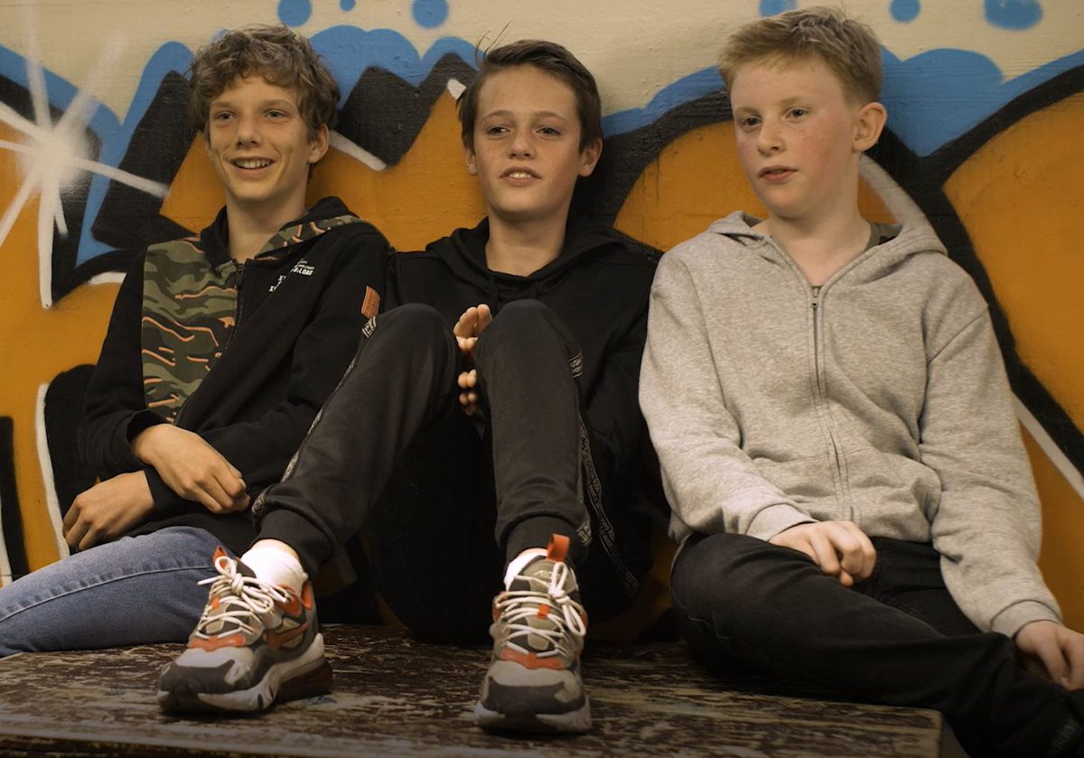 Dunamare's tweet image. Vandaag, op de Dag van de Medewerker, onderstrepen we nog eens extra dat onze collega's onmisbaar zijn met een filmpje dat we gemaakt hebben samen met een aantal leerlingen. Zij vertellen wat ze ‘chill’ vinden aan de medewerkers op hun school: youtu.be/md5-nGA-nqg