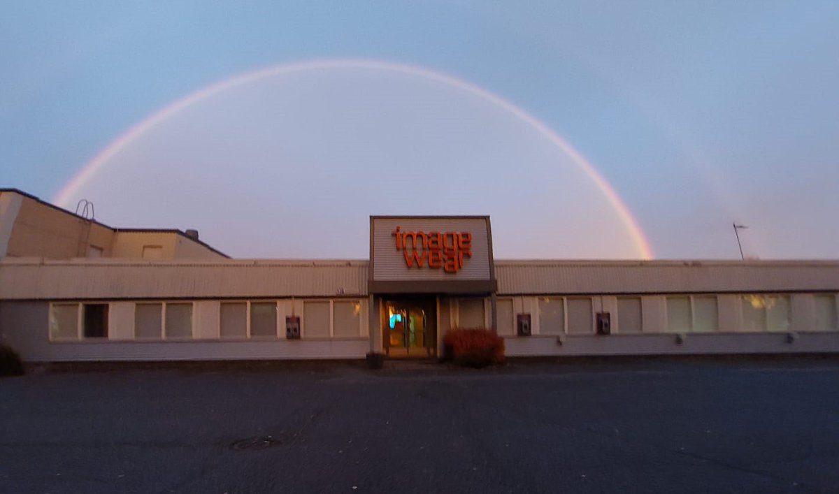 "Kertoo taru vanha: päässä sateenkaaren on auringolle tarkoitettu aarre suunnaton"
Kiitokset aamuhetken kuvasta tuotekehitysosaston ompelijallemme Hanna-Kaisalle 🧡
Aurinkoisia, iloisia ja tietysti #parempiatyöpäiviä kaikille!
#imagewear #imagewearoy #työvaatteet