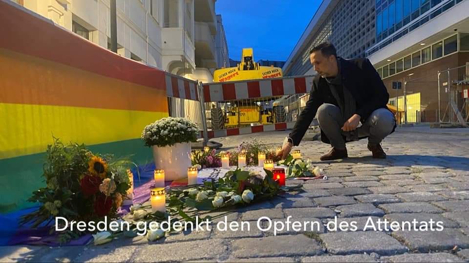 VictorVincze's tweet photo. #Dresden gedenkt an #ThomasL. und seiner Familie, Opfer eines feigen islamistischen Anschlags aus #Homophobie.
Eine offene Gesellschaft darf keinen #Extremismus dulden.
#stopterror #pridemonth #Freiheit 🌈 https://t.co/R4grVexCbD