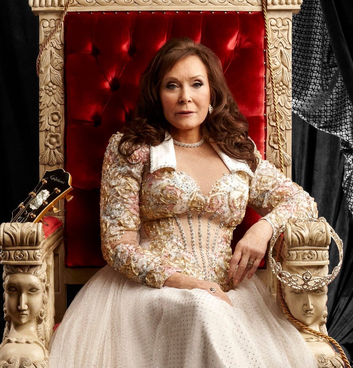 CountryNationIT's tweet photo. Di #LorettaLynn, scomparsa ieri all'età di 90 anni, si è sempre detto che era "la Regina" della musica country.
 Come mai? 
Cosa c'è di tanto speciale e importante nella sua storia e nelle sue canzoni? 
Scopritelo con noi venerdì 7 ottobre alle 19.45, su https://t.co/9xHrWiHViv https://t.co/j8SaUhTgru