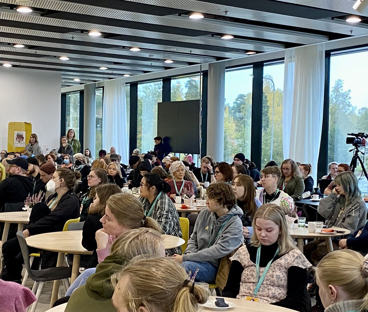 Meitä 400 keskustelemassa arjen luovuudesta <a href="/metropolia/">Metropolia</a> ssa. Meissä kaikissa on luovuutta, joka luo kestävää hyvinvointia #luovuus #kulttuurihyvinvointi #sosiaalinen kestävyys. Arto Salonen <a href="/UniEastFinland/">University of Eastern Finland</a> Anna-Maria Isola <a href="/THLorg/">THL</a> ja Laura Huhtinen-Hilden <a href="/metropolia/">Metropolia</a>