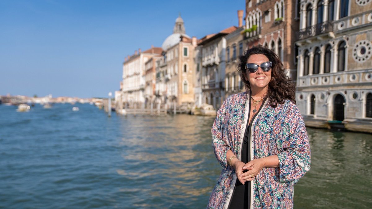 bettanyhughes's tweet photo. Morning! Come to explore how #Venice is a city of #East and #West #ParistoRome @channel5_tv Friday 9pm x https://t.co/ncHHTFXT4h