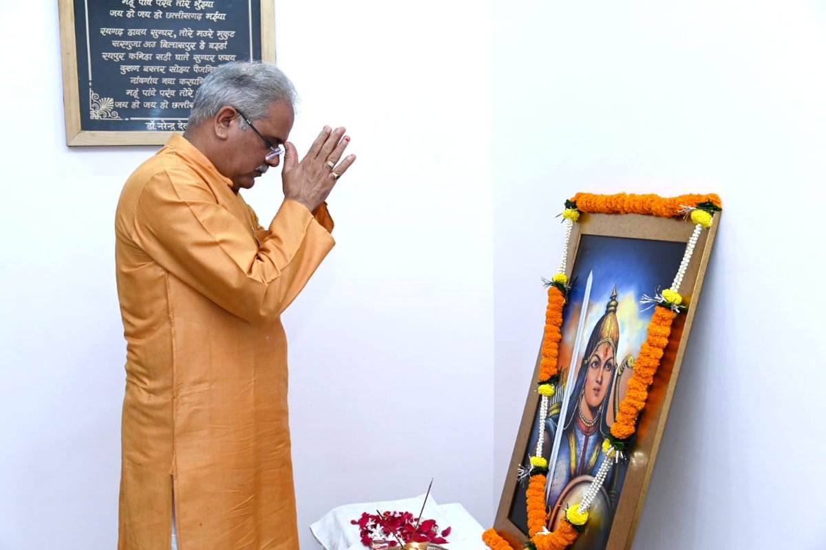 ChhattisgarhCMO's tweet photo. मुख्यमंत्री श्री @bhupeshbaghel ने रानी दुर्गावती की जयंती पर उनके चित्र पर पुष्प अर्पित कर उन्हें नमन किया।

श्री बघेल ने कहा कि गोंडवाना साम्राज्य की रानी दुर्गावती साहस व वीरता की प्रतीक हैं। उनके शौर्य व बलिदान ने उन्हें अमर और चिरस्मरणीय बना दिया है।

#Ranidurgawati https://t.co/ZxylUAB8iY