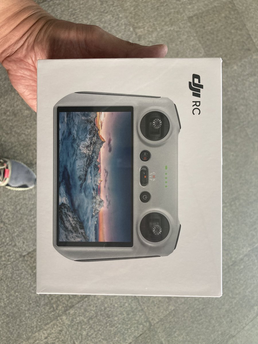 chieto_amano's tweet photo. RC買えた！パタヤのTUKCOMはコロナ期間中に閉店。CentralやTerminalにある量販店は対応したくないのか2ヶ月以上かかると言われ、shopeeは日本のクレカ使用不可。Siam Paragon のDJI Hasselbladに来たらプロペラもRCもあった。これでスマホ接続なしで思いっきり飛ばせる。#dji #djirc #siamparagon https://t.co/RvQYMeHdG1