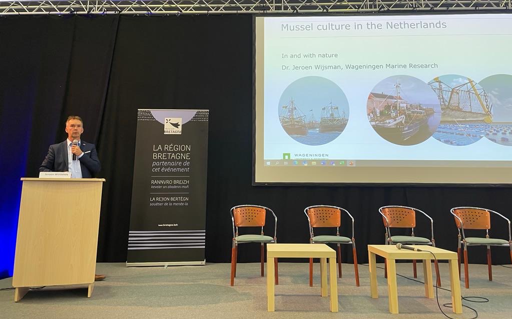 AgriParijs's tweet photo. Op Franse #schelpdieren beurs gaven Addy Risseeuw (MO mossel), Jeroen Wijsman (Wageningen Marine Research) en Eva Hartog (HZ university of applied science) inaugurele conferentie, gevolgd door levendige paneldiscussie met Franse regio’s, en #oester en #mossel kwekers https://t.co/zTVyxQcetF