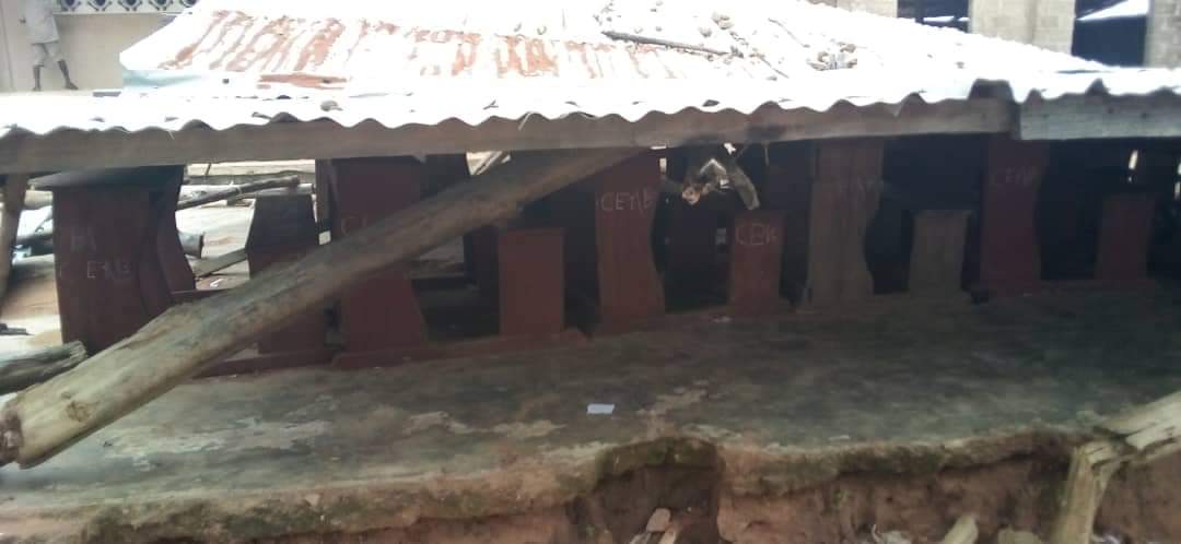 🇧🇯 Effondrement d’un apatam où les apprenants suivaient des cours ce mardi 04 Octobre 2022 à l'Epp Gannon à PARAKOU! Il y a eu plusieurs apprenants blessés mais pas de pertes en vies humaines, selon <a href="/FraterniteFM/">Fraternité FM</a>