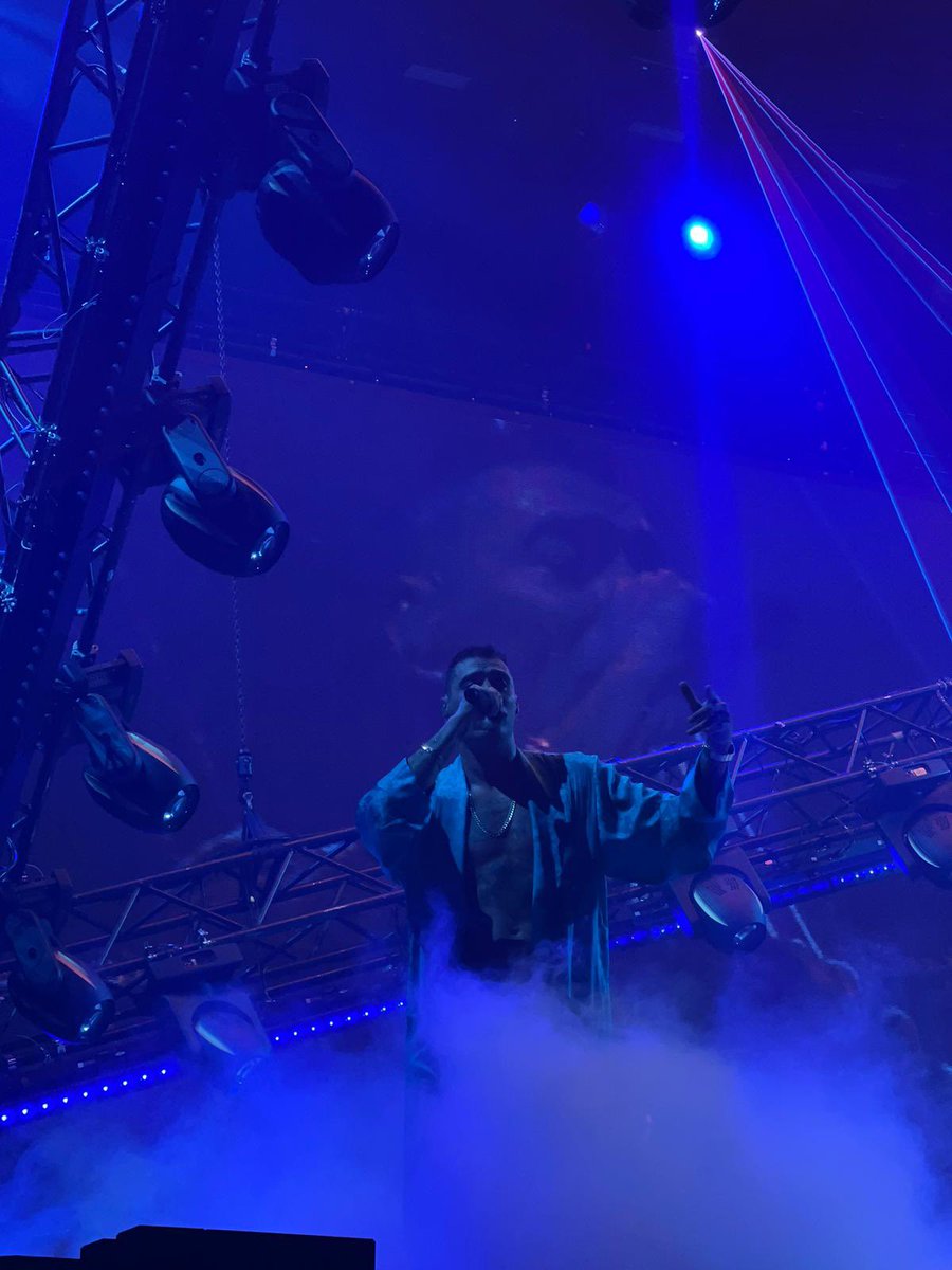 emaras3's tweet photo. Grazie Fabio per questa serata indimenticabile ❤️‍🩹 @marracash #marracashlive https://t.co/tiVR6RmqLb