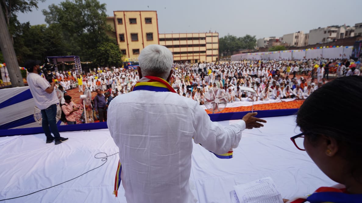 MissionJayBheem's tweet photo. आज 'मिशन जय भीम' द्वारा आयोजित कार्यक्रम में दिल्ल�� में हजारों लोग धम्म ग्रहण करने जा रहे हैं। श्रद्धेय @AdvRajendraPal जी भी पहुंच चुके हैं। अगर आप दिल्ली में हैं तो आप भी झांसी रानी रोड, आम्बेडकर भवन पहुंचे। नमो बुद्धाय, जय भीम!

धम्मचक्र प्रवर्तन दिवस की ढेरों मंगलकामनाएं। https://t.co/xqqQx52dFB