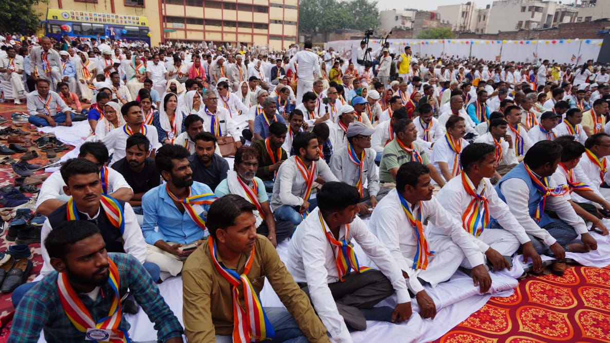 MissionJayBheem's tweet photo. आज 'मिशन जय भीम' द्वारा आयोजित कार्यक्रम में दिल्ल�� में हजारों लोग धम्म ग्रहण करने जा रहे हैं। श्रद्धेय @AdvRajendraPal जी भी पहुंच चुके हैं। अगर आप दिल्ली में हैं तो आप भी झांसी रानी रोड, आम्बेडकर भवन पहुंचे। नमो बुद्धाय, जय भीम!

धम्मचक्र प्रवर्तन दिवस की ढेरों मंगलकामनाएं। https://t.co/xqqQx52dFB