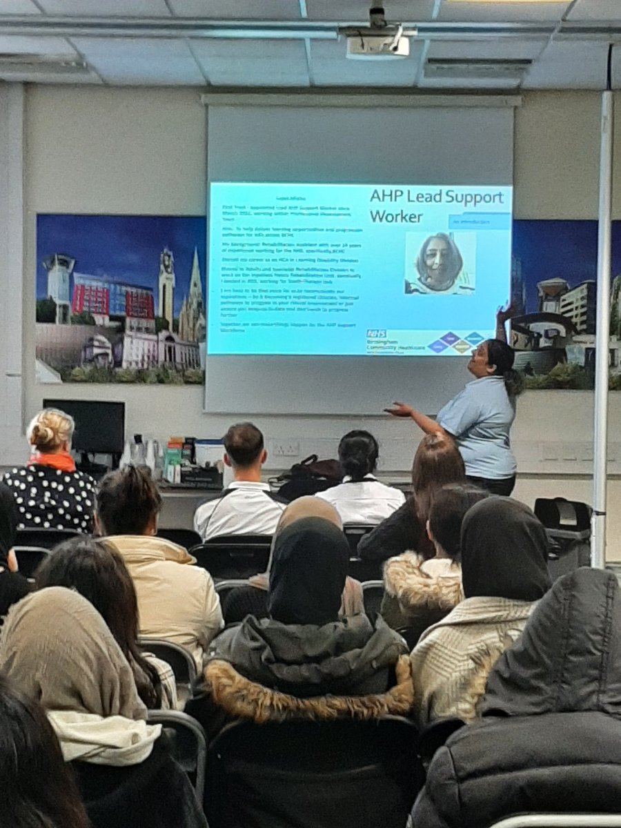 pennyandersonpt's tweet photo. Buzz in the room as students @BMetC get to have a look at some xrays, and also hear about #OT Great to hear from @AnjiiMidha and the role of #AHPsupportstaff across the #AHPprofessions  @physiosammy @bhamcommunity @UHBTherapy @uhbtrust @WeAHPs #BrumAHPsdeliver2022 https://t.co/ZMiBpP4dnn