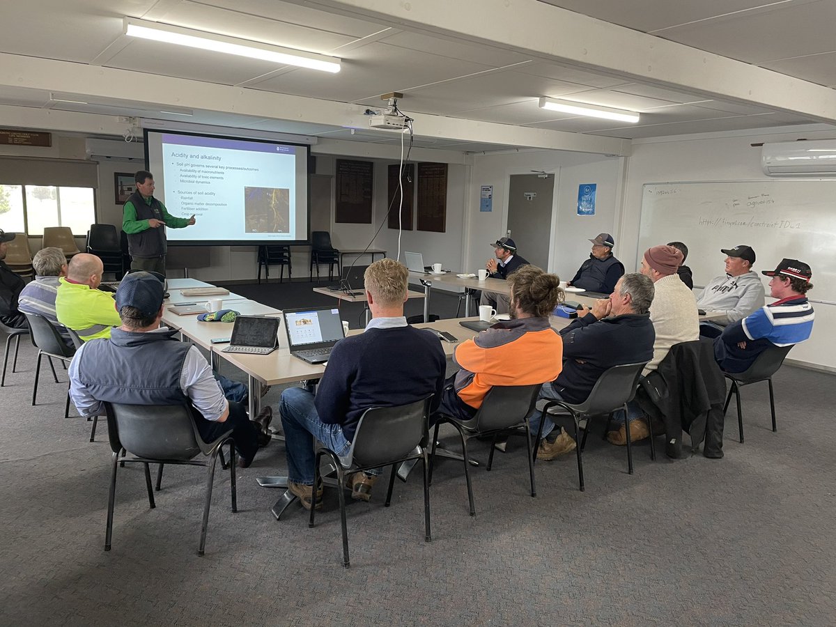 riverinaMFO's tweet photo. Great afternoon at #GrongGrong today with @UniNewEngland and @agnvet team talking #ConstraintID. A great tool for targeted soil testing and identifying zones in fields. @LLSRiverina #riverina #soils #farmingsmarter #constraints https://t.co/lfDTjtBVvI https://t.co/aTC8hdX0S1