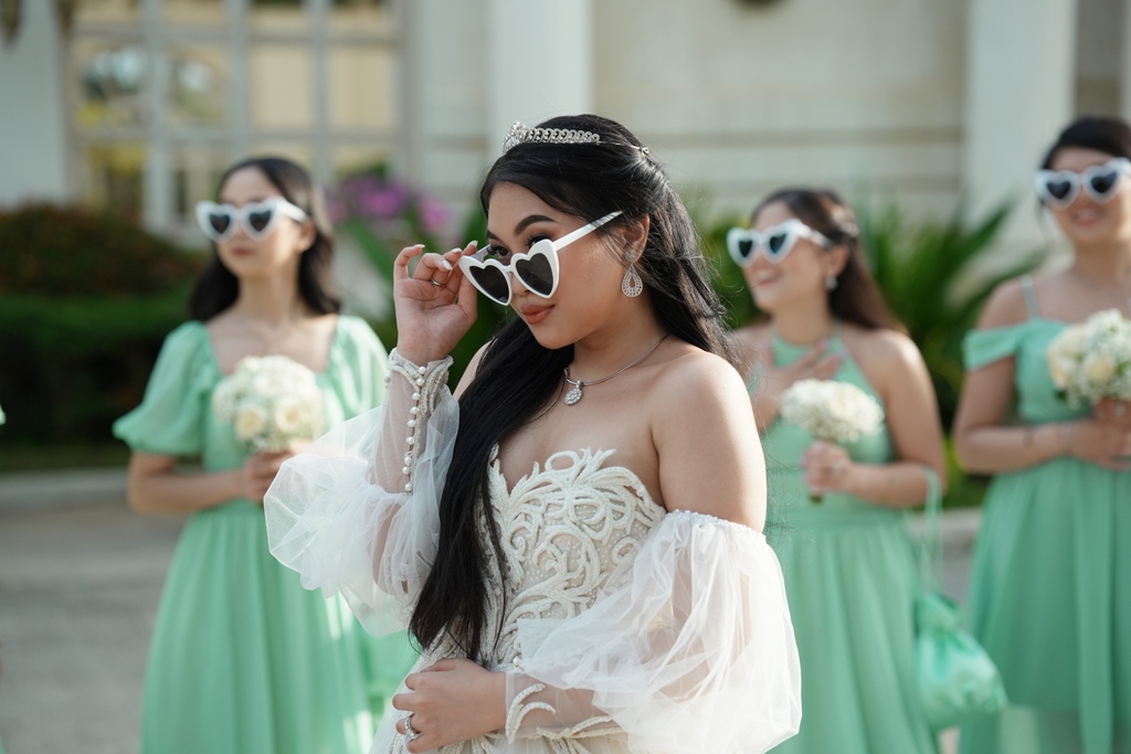 brideNbreakfast's tweet photo. Main character energy, check! Tiara, check! The perfect off-shoulder wedding dress, check! 👑 ⁠
⁠
Dress by @francislibiranbridal ✨ To inquire, check the link below!
https://t.co/TdBIPeHM1Y https://t.co/RylQ1DugFe