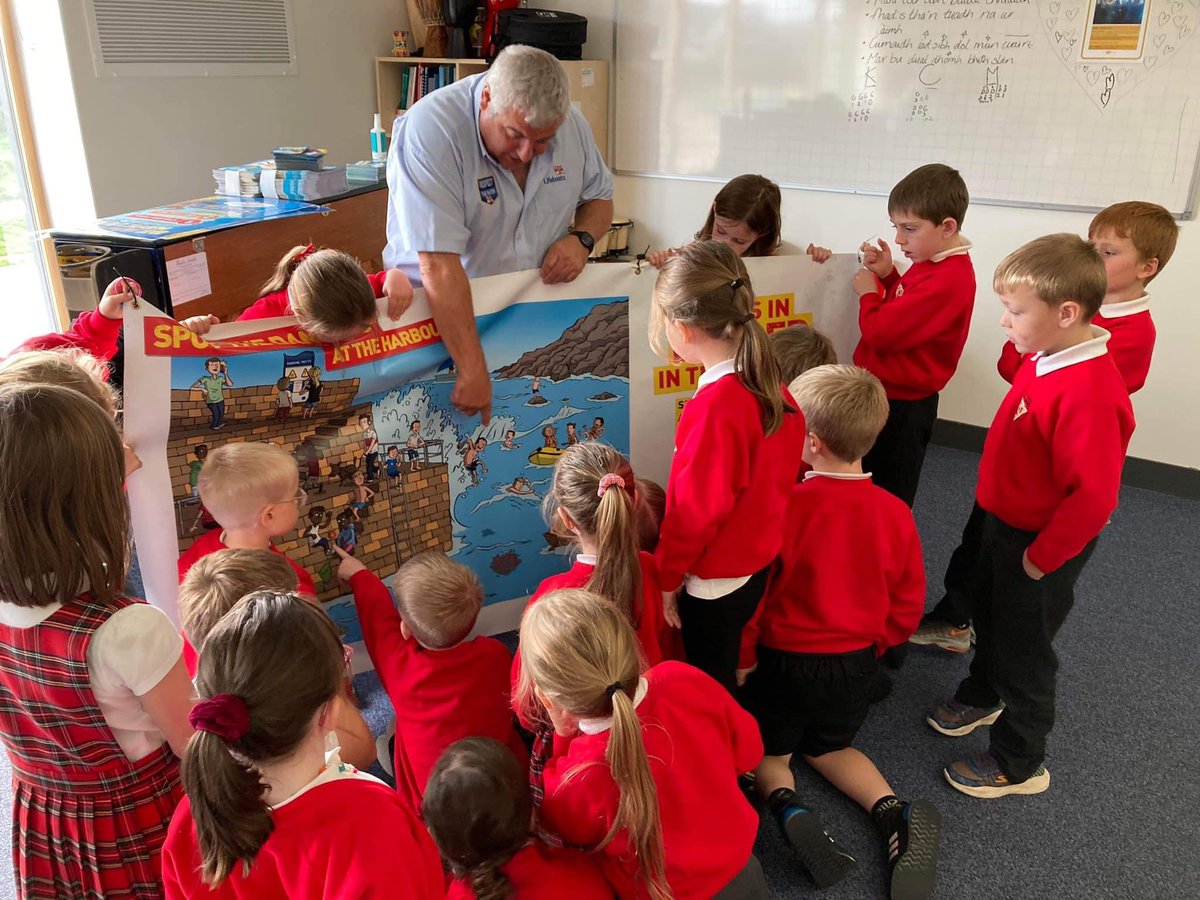 Thadhail Coinneach oirnn an-diugh is dh'ionnsaich sinn mu dheidhinn a bhith sàbhailte anns an uisge.  
We really appreciated our visit from Kenny Macleod from RNLI who taught us about safety on the water. <a href="/portreelifeboat/">RNLI Portree</a> <a href="/RNLI/">RNLI</a> #cànan #coimhearsnachd #càirdeas