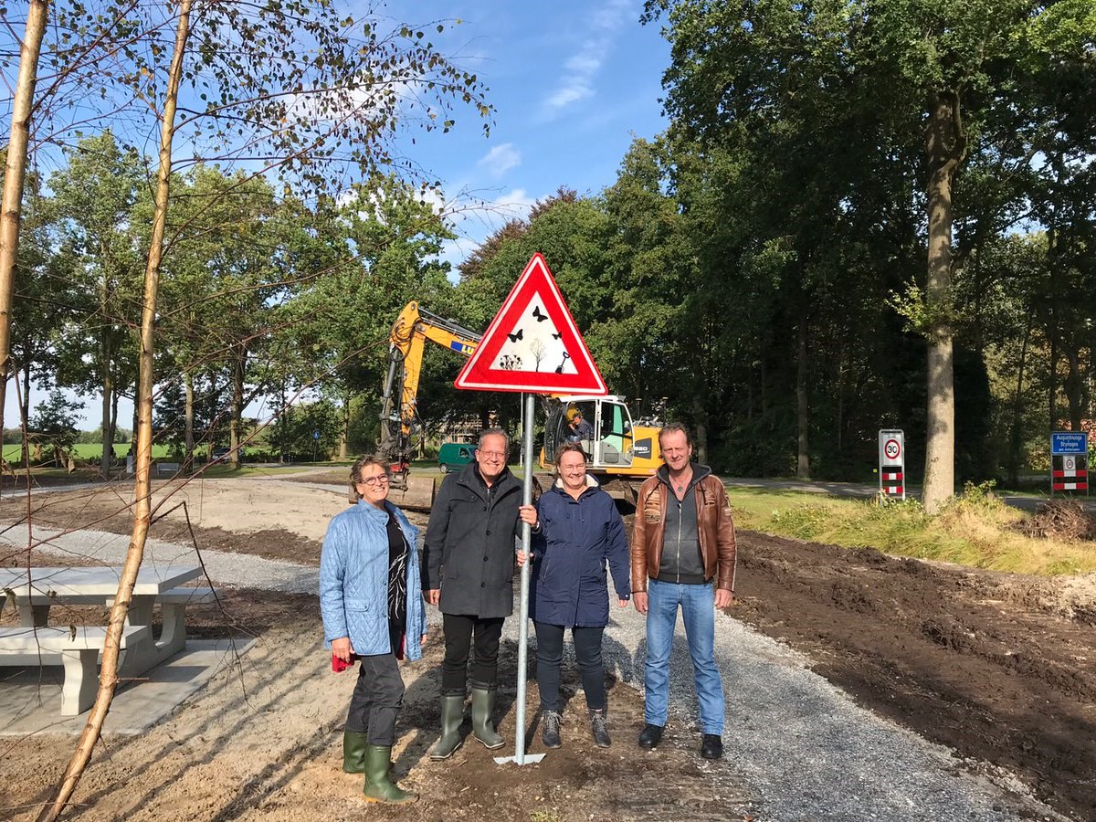 achtkarspelen's tweet photo. 🌿🐝 | Dinsdag is gestart met de aanleg van een biodivers parkje aan It West in Augustinusga. Wethouder @sierdvegelin  plaatste samen met de initiatiefnemers uit het dorp het bord ‘biodiversiteit in uitvoering’. ℹ️ Meer informatie https://t.co/OZcmPx6bf1 https://t.co/u4vPEeTeGZ