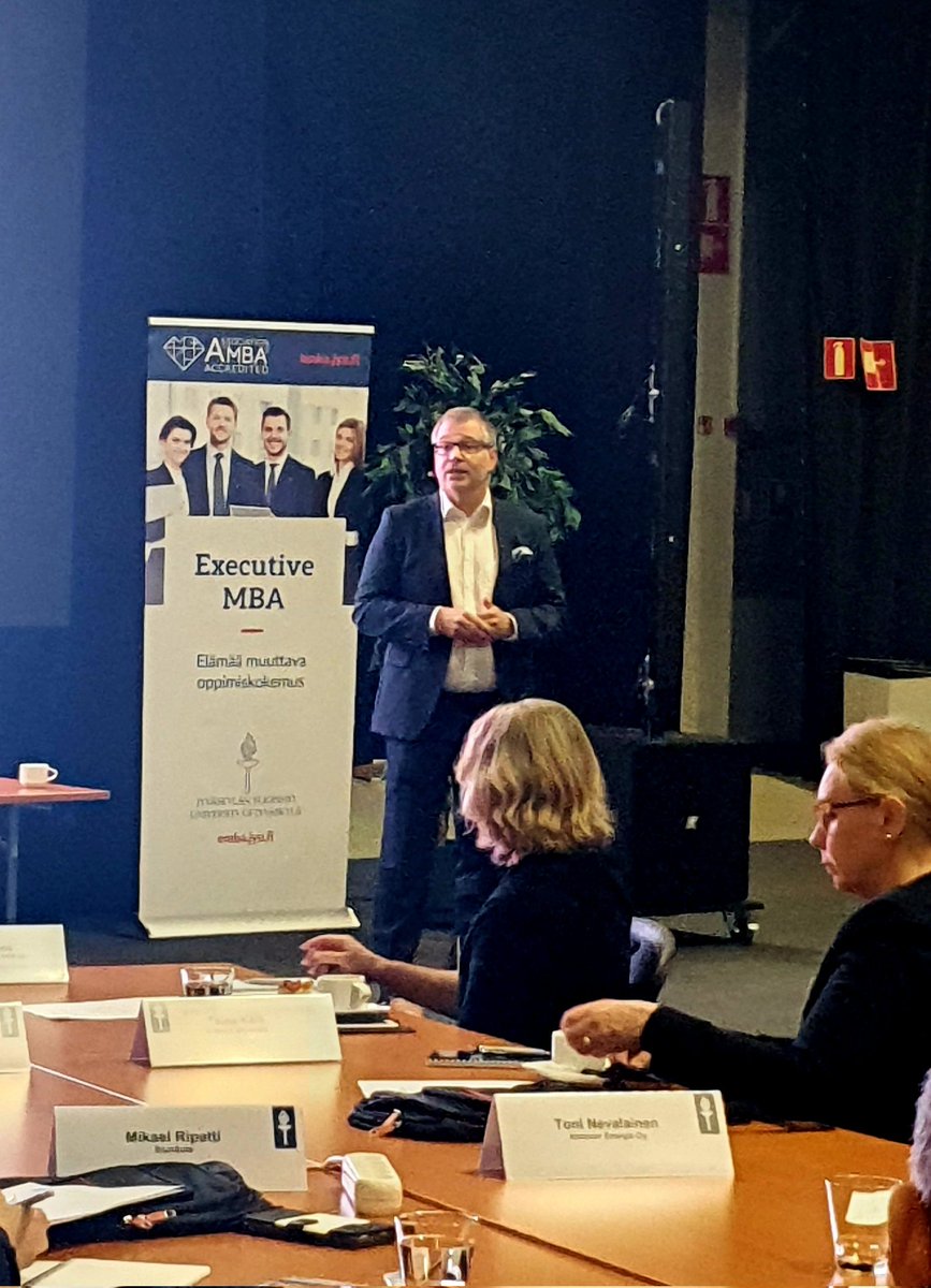PasiAaltola's tweet photo. Rehtori @KeijoHamalainen avaa #jyuEMBA Menestyksen Strategiat -ohjelman: "Kriittisen massan sijaan oppimisessa olennaista on kriittinen diversireetti, laadukas porukka joka haastaa omaa ajattelua". Yli 50 osallistujaa mahdollistaa tämän. #menestyjohtajana #verkotuviisaasti https://t.co/k3pXRiBTcO