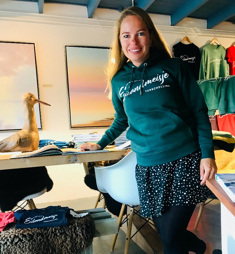 Thuis op Terschelling, tv-serie de Eilanden en de enige echte Eilandmeisje en Eilandjongen hoodies en T-shirts lees meer in Aangespoeld: verhalen van Eilandmeisje, oktober 2022 - mailchi.mp/ab593e910507/a…