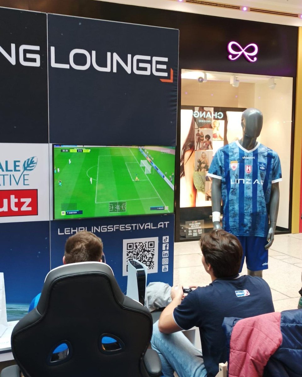 BWLinz_eSports's tweet photo. Impressionen vom Lehrlingsfestival 📸

Vergangenes Wochenende fand das Grow Lehrlingsfestival in der @pluscity_at Linz statt, wo unser eSportler @Nico__AT für spannende Duelle am virtuellen Rasen zur Verfügung stand 🎮 https://t.co/Q3pcKCnKCO