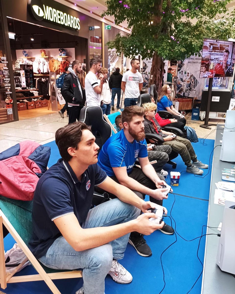 BWLinz_eSports's tweet photo. Impressionen vom Lehrlingsfestival 📸

Vergangenes Wochenende fand das Grow Lehrlingsfestival in der @pluscity_at Linz statt, wo unser eSportler @Nico__AT für spannende Duelle am virtuellen Rasen zur Verfügung stand 🎮 https://t.co/Q3pcKCnKCO