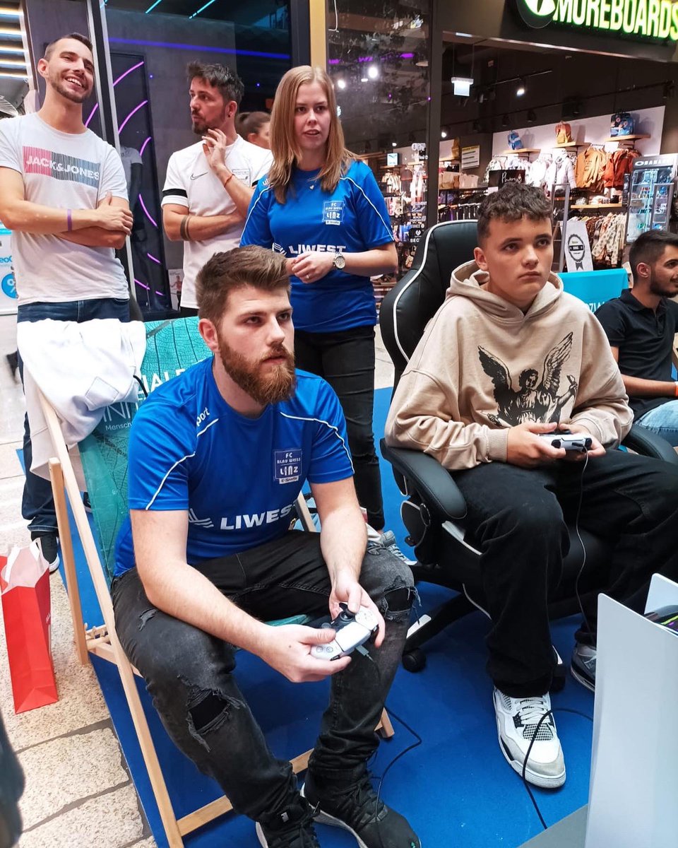 BWLinz_eSports's tweet photo. Impressionen vom Lehrlingsfestival 📸

Vergangenes Wochenende fand das Grow Lehrlingsfestival in der @pluscity_at Linz statt, wo unser eSportler @Nico__AT für spannende Duelle am virtuellen Rasen zur Verfügung stand 🎮 https://t.co/Q3pcKCnKCO