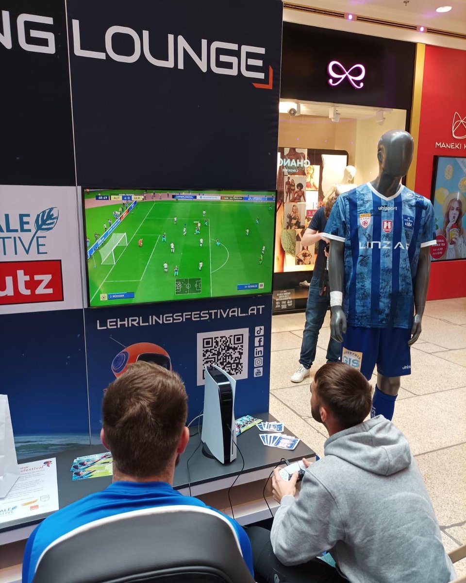 BWLinz_eSports's tweet photo. Impressionen vom Lehrlingsfestival 📸

Vergangenes Wochenende fand das Grow Lehrlingsfestival in der @pluscity_at Linz statt, wo unser eSportler @Nico__AT für spannende Duelle am virtuellen Rasen zur Verfügung stand 🎮 https://t.co/Q3pcKCnKCO