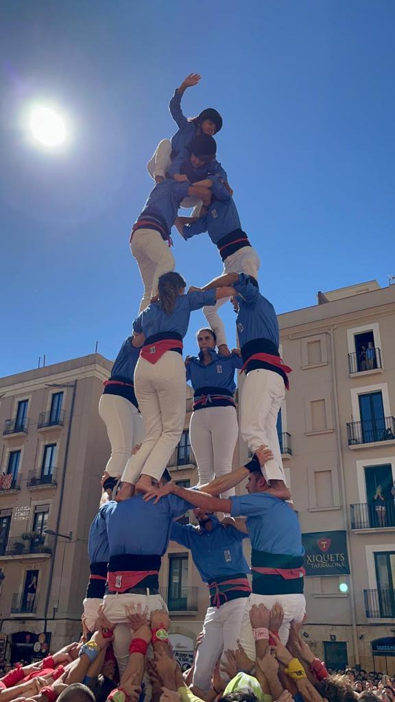 Geperuts's tweet photo. Samedi dernier nous avons participé à la III Diada Castellera Internacional avec nos amis @castellersAND @XiquetsCPH @CCastelleraMAD @CastellersLDN 

Ça a été l'occasion pour nous de faire notre premier castell de 6 niveaux depuis 2019, un 4d6 bien travaillé par toute la colla ! https://t.co/Vc9dV7iQ7o
